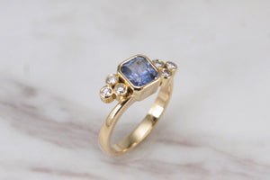 MODERN CEYLON SAPPHIRE & DIAMOND RING ON 18ct YELLOW GOLD