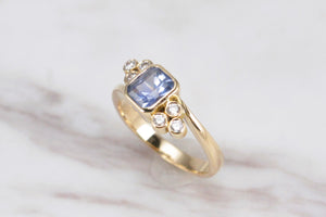 MODERN CEYLON SAPPHIRE & DIAMOND RING ON 18ct YELLOW GOLD