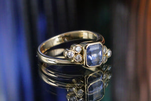 MODERN CEYLON SAPPHIRE & DIAMOND RING ON 18ct YELLOW GOLD