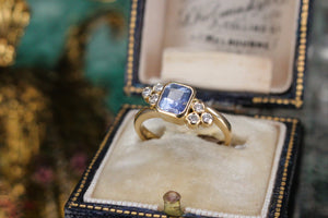 MODERN CEYLON SAPPHIRE & DIAMOND RING ON 18ct YELLOW GOLD