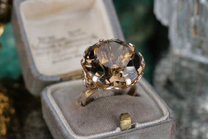 VINTAGE MID CENTURY 13.3CT SMOKY QUARTZ RING ON 9ct YELLOW GOLD