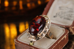 MID CENTURY CHERRY AMBER RING ON 14ct YELLOW GOLD