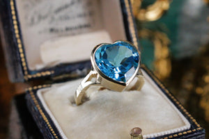 R&V BESPOKE TOPAZ HEART COCKTAIL RING ON 9ct YELLOW GOLD