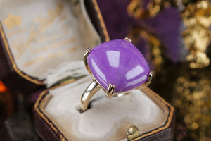 MODERN BESPOKE LAVENDER JADE COCKTAIL RING ON 9ct YELLOW GOLD