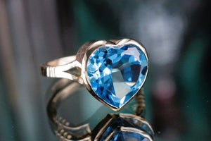 R&V BESPOKE TOPAZ HEART COCKTAIL RING ON 9ct YELLOW GOLD