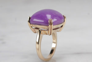 MODERN BESPOKE LAVENDER JADE COCKTAIL RING ON 9ct YELLOW GOLD