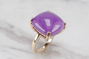 MODERN BESPOKE LAVENDER JADE COCKTAIL RING ON 9ct YELLOW GOLD