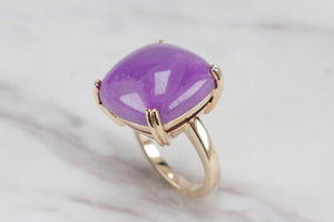 MODERN BESPOKE LAVENDER JADE COCKTAIL RING ON 9ct YELLOW GOLD