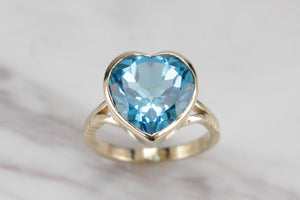 R&V BESPOKE TOPAZ HEART COCKTAIL RING ON 9ct YELLOW GOLD