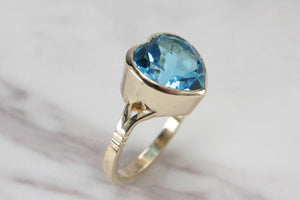 R&V BESPOKE TOPAZ HEART COCKTAIL RING ON 9ct YELLOW GOLD