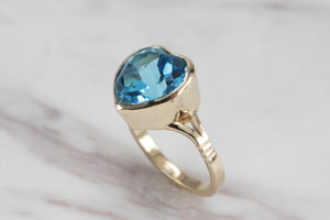 R&V BESPOKE TOPAZ HEART COCKTAIL RING ON 9ct YELLOW GOLD