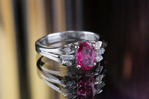 RETRO C1940 RUBY & DIAMOND RING ON 18ct WHITE GOLD