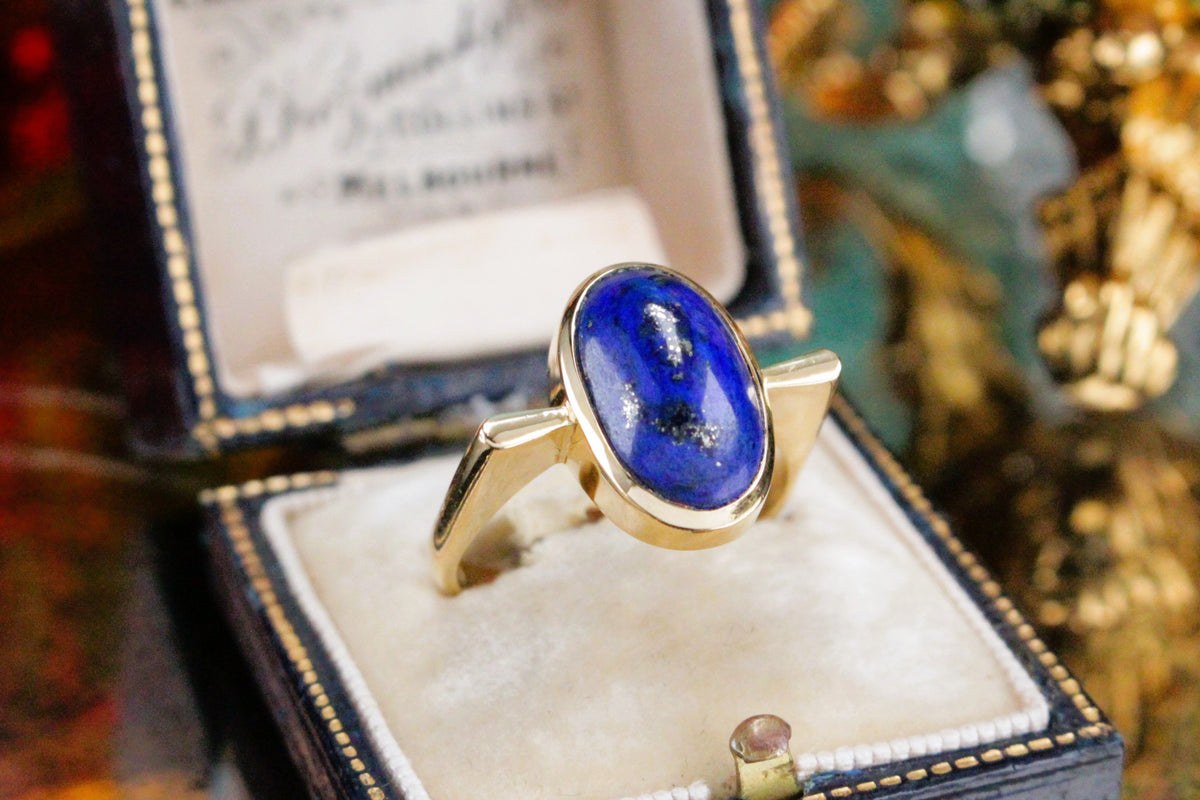 CONTEMPORARY DESIGNER LAPIS LAZULI RING ON 18ct YELLOW GOLD
