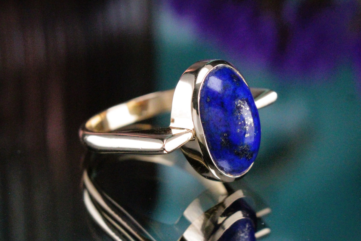 CONTEMPORARY DESIGNER LAPIS LAZULI RING ON 18ct YELLOW GOLD