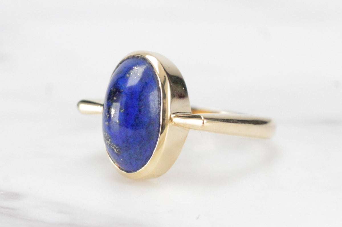 CONTEMPORARY DESIGNER LAPIS LAZULI RING ON 18ct YELLOW GOLD