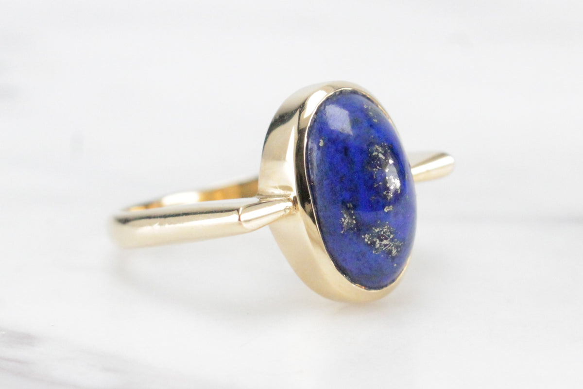 CONTEMPORARY DESIGNER LAPIS LAZULI RING ON 18ct YELLOW GOLD