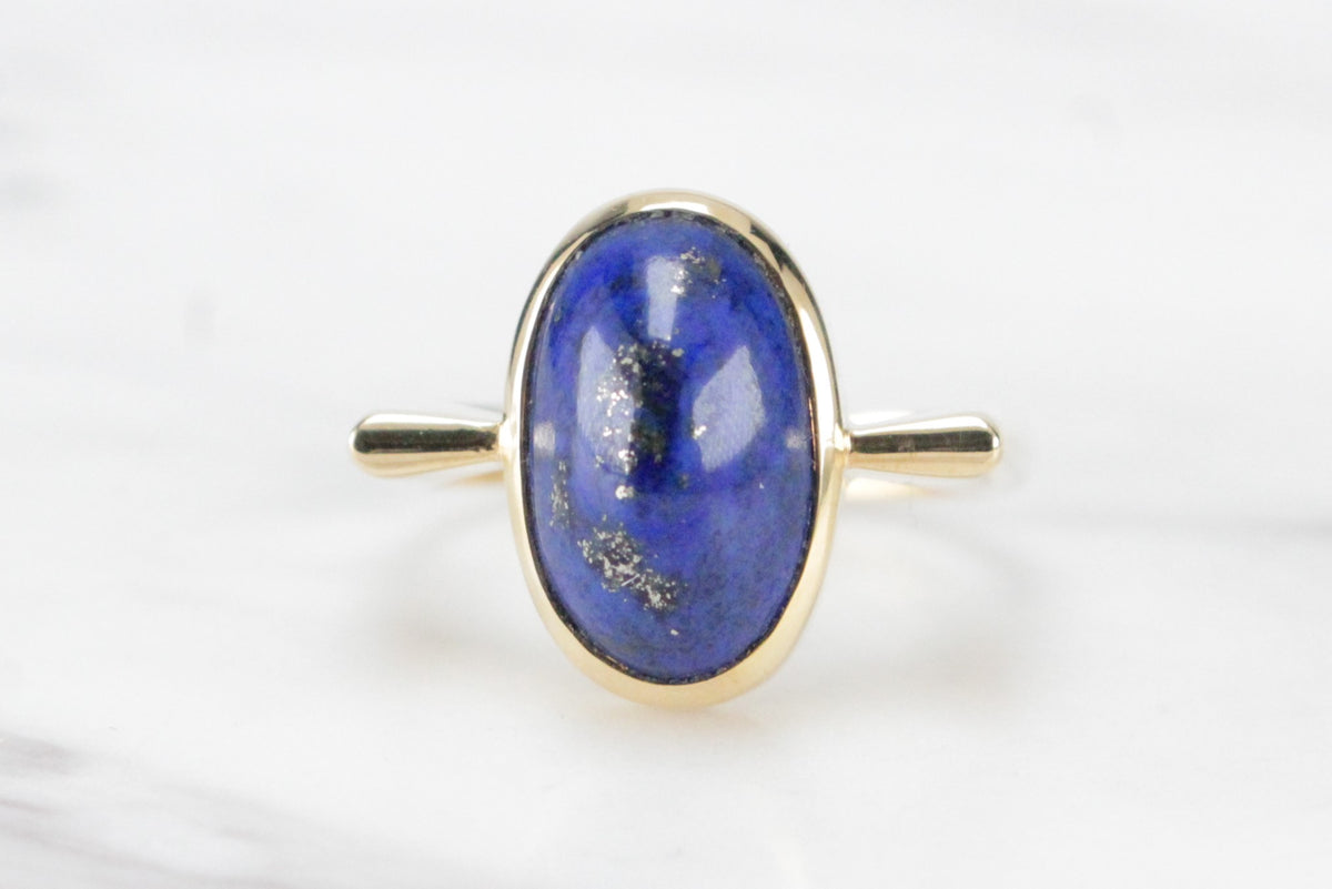 CONTEMPORARY DESIGNER LAPIS LAZULI RING ON 18ct YELLOW GOLD