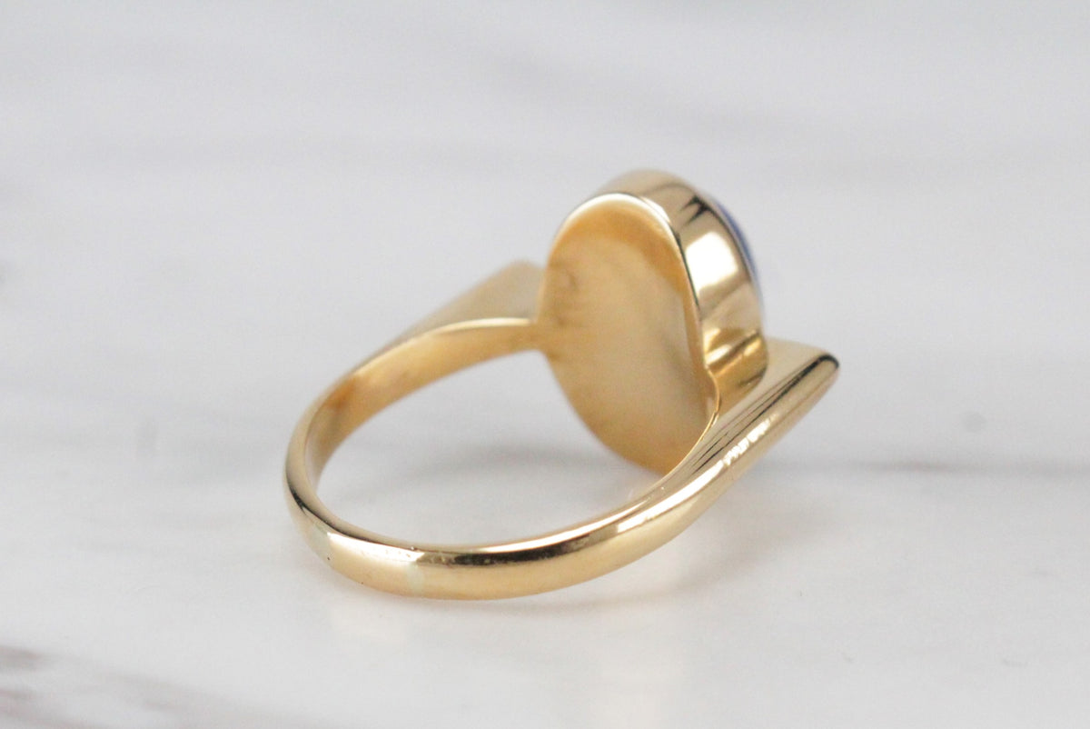 CONTEMPORARY DESIGNER LAPIS LAZULI RING ON 18ct YELLOW GOLD