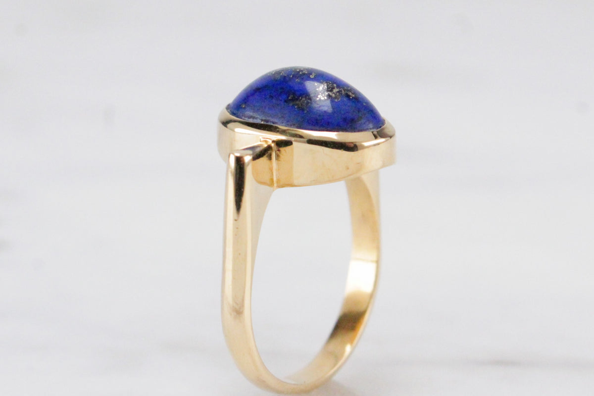 CONTEMPORARY DESIGNER LAPIS LAZULI RING ON 18ct YELLOW GOLD
