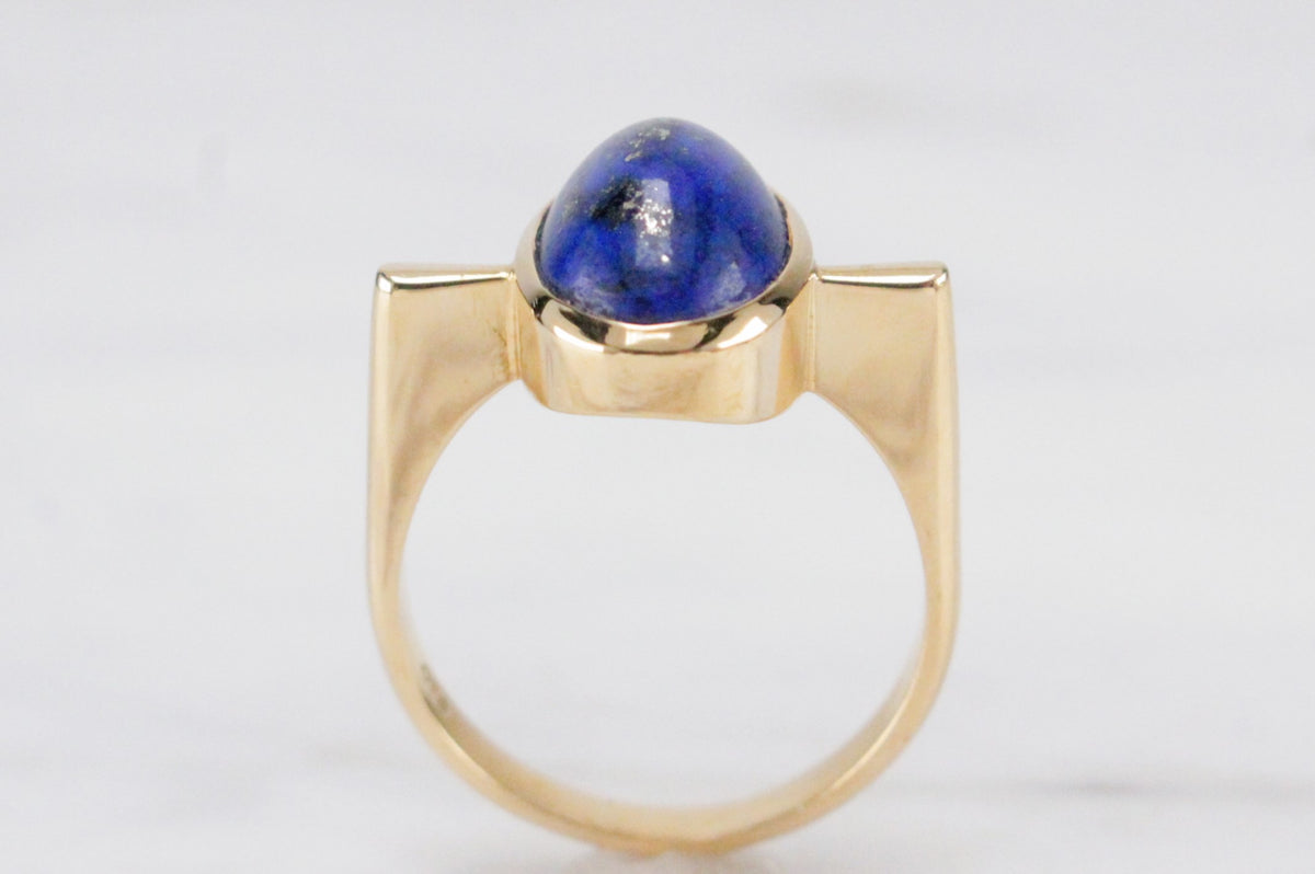 CONTEMPORARY DESIGNER LAPIS LAZULI RING ON 18ct YELLOW GOLD