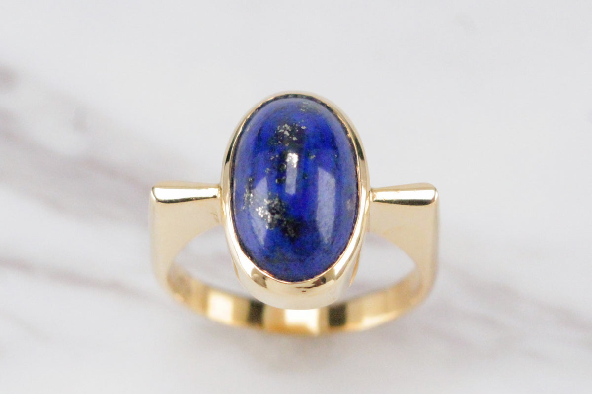 CONTEMPORARY DESIGNER LAPIS LAZULI RING ON 18ct YELLOW GOLD