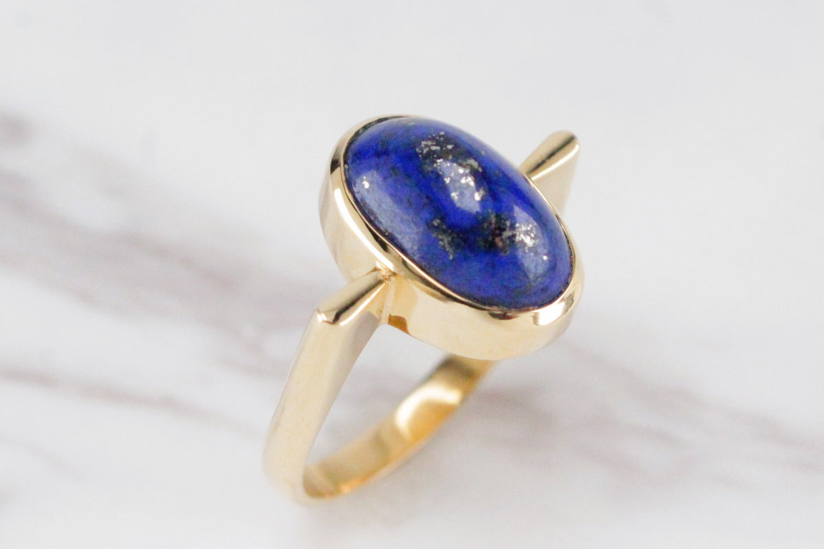 CONTEMPORARY DESIGNER LAPIS LAZULI RING ON 18ct YELLOW GOLD