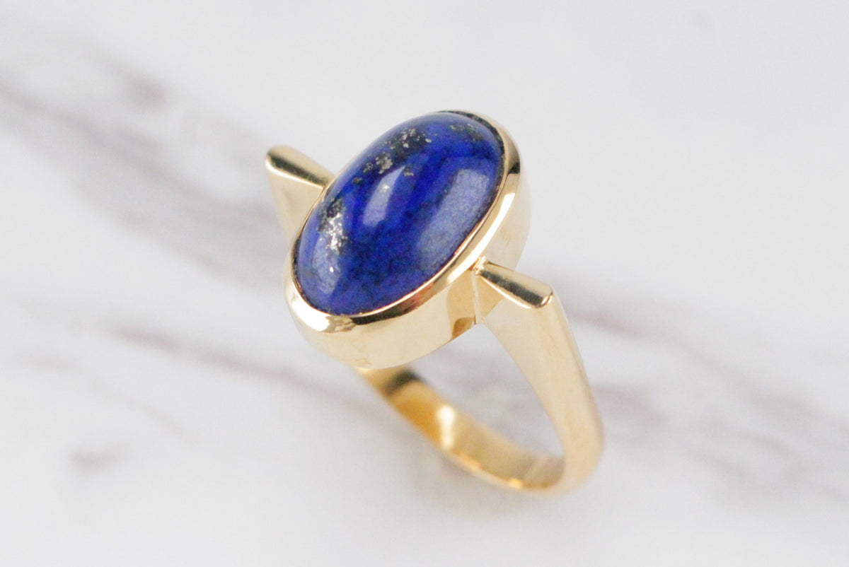 CONTEMPORARY DESIGNER LAPIS LAZULI RING ON 18ct YELLOW GOLD