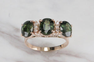 VINTAGE c1960/70 NATURAL AUSTRALIAN GREEN SAPPHIRE & DIAMOND RING ON 14ct YELLOW GOLD