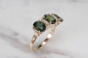 VINTAGE c1960/70 NATURAL AUSTRALIAN GREEN SAPPHIRE & DIAMOND RING ON 14ct YELLOW GOLD