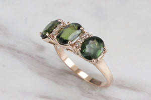 VINTAGE c1960/70 NATURAL AUSTRALIAN GREEN SAPPHIRE & DIAMOND RING ON 14ct YELLOW GOLD