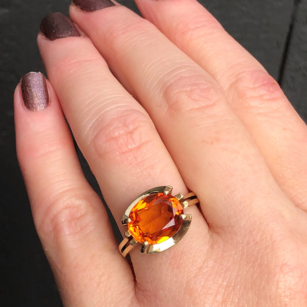 MID CENTURY ORANGE SAPPHIRE DRESS RING ON 9ct YELLOW GOLD