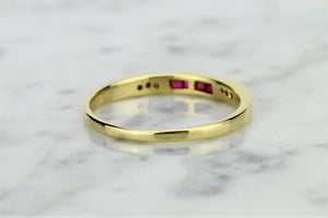 MODERN ESTATE RUBY & DIAMOND BAND RING ON 18ct YELLOW GOLD