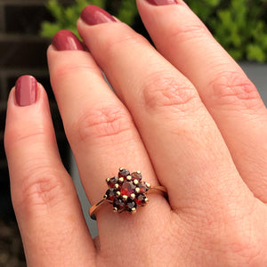 VINTAGE ESTATE GARNET CLUSTER RING ON 9ct YELLOW GOLD