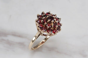 MID CENTURY c1968 PYROPE GARNET CLUSTER RING ON 9ct YELLOW GOLD