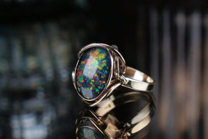 MID CENTURY AUSTRALIAN OPAL TRIPLET ON 9ct YELLOW GOLD