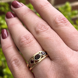 RETRO c1970 THREE STONE GARNET RING ON 9ct YELLOW GOLD