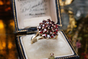 MID CENTURY c1968 PYROPE GARNET CLUSTER RING ON 9ct YELLOW GOLD