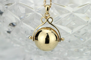 MODERN ESTATE BALL SPINNER PENDANT AND CHAIN ON 9ct YELLOW GOLD