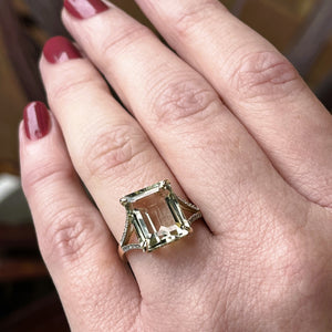 MODERN PRASIOLITE & DIAMOND COCKTAIL RING ON 9ct YELLOW GOLD