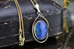 VINTAGE AUSTRALIAN BLACK OPAL DOUBLET PENDANT ON 9ct YELLOW GOLD