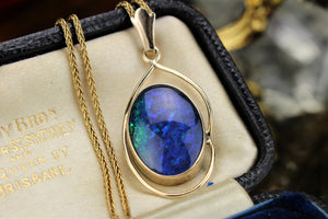 VINTAGE AUSTRALIAN BLACK OPAL DOUBLET PENDANT ON 9ct YELLOW GOLD