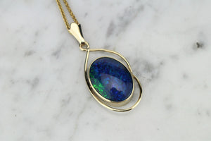 VINTAGE AUSTRALIAN BLACK OPAL DOUBLET PENDANT ON 9ct YELLOW GOLD