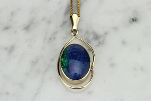 VINTAGE AUSTRALIAN BLACK OPAL DOUBLET PENDANT ON 9ct YELLOW GOLD