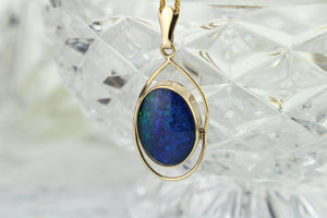 VINTAGE AUSTRALIAN BLACK OPAL DOUBLET PENDANT ON 9ct YELLOW GOLD