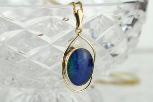 VINTAGE AUSTRALIAN BLACK OPAL DOUBLET PENDANT ON 9ct YELLOW GOLD