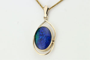 VINTAGE AUSTRALIAN BLACK OPAL DOUBLET PENDANT ON 9ct YELLOW GOLD