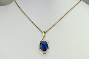 VINTAGE AUSTRALIAN BLACK OPAL DOUBLET PENDANT ON 9ct YELLOW GOLD