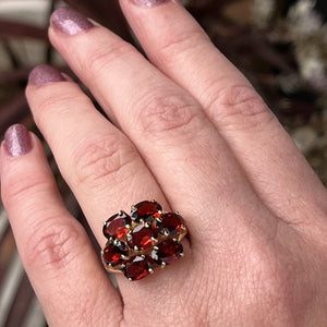 MODERN ESTATE PYROPE GARNET CLUSTER RING ON 9ct YELLOW GOLD