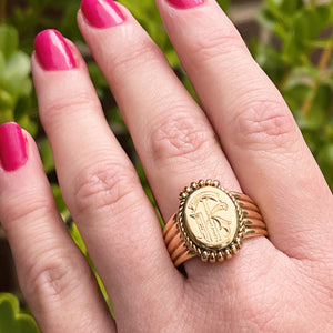 ANTIQUE EDWARDIAN HEAVY SIGNET RING ON 18ct YELLOW GOLD