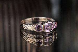 MODERN EDWARDIAN STYLE TOURMALINE TRILOGY RING ON 9ct ROSE GOLD